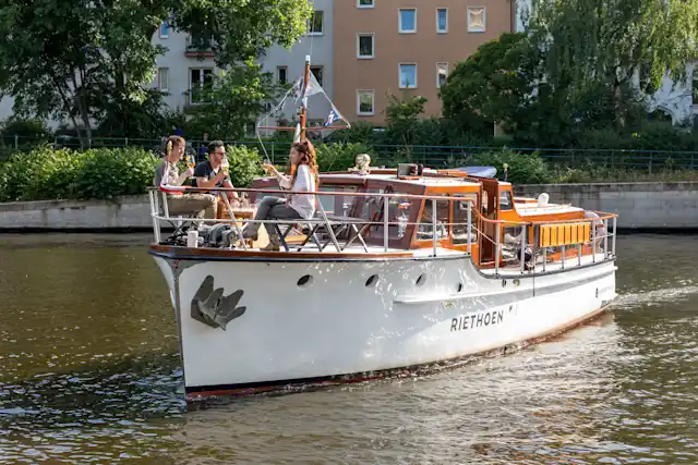 Vorschiff des Partybootes Riethoen mit Gästen auf einer Spreetour