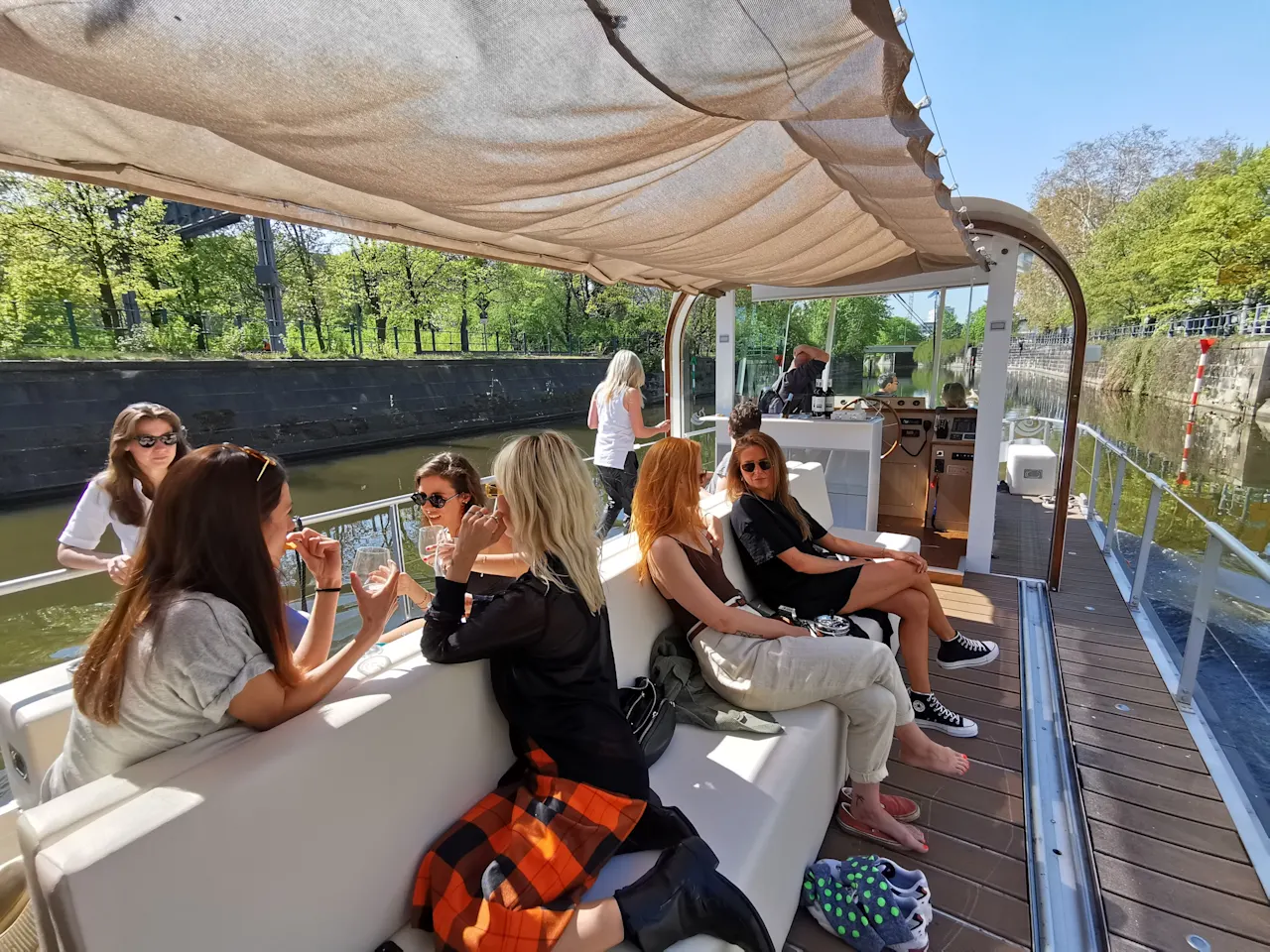 Catamaran Ian Fraser on a boat tour through the Landwehr Canal with guests