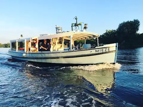 Party boat Mieze on a boat tour through Berlin with a bachelor party on board