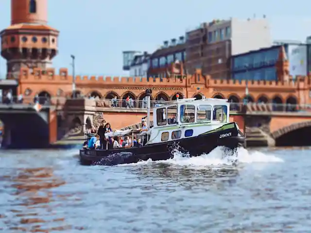 Partyboot Jimmy vor der Oberbaumbrücke 