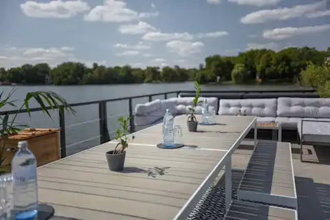 The rooftop of the Loungefloß II