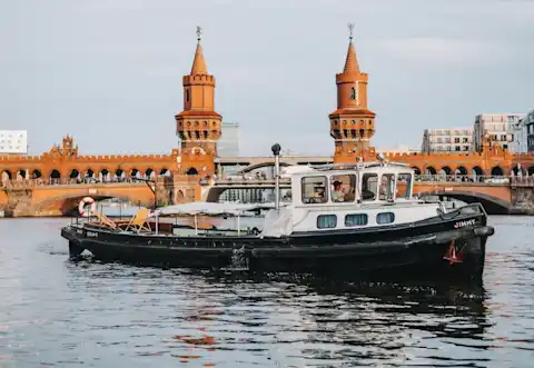 Partyboot Jimmy vor der Oberbaumbrücke in Berlin