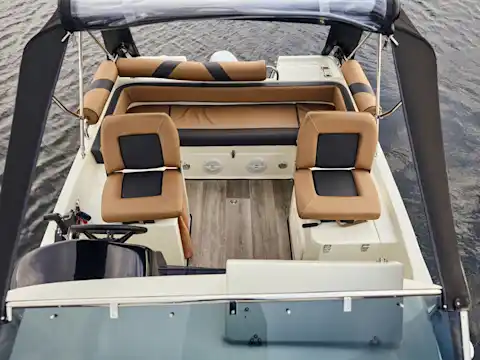 Innenausstattung auf dem Motorboot Deria in Berlin Spandau