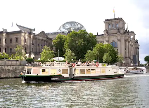 Boat tour past the Reichstag with the Hamburg 