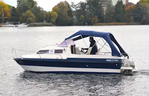 Heckansicht vom Charterboot "Clara" mit 8 PS Außenbordmotor