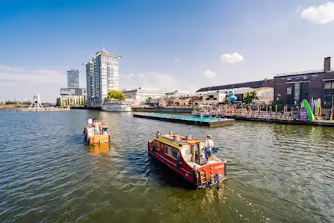 Die Wasserkutschen von Berlin Bootsverleih vor dem Badeschiff in Treptow
