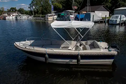 Sonnensegel auf dem Motorboot Mystrali 