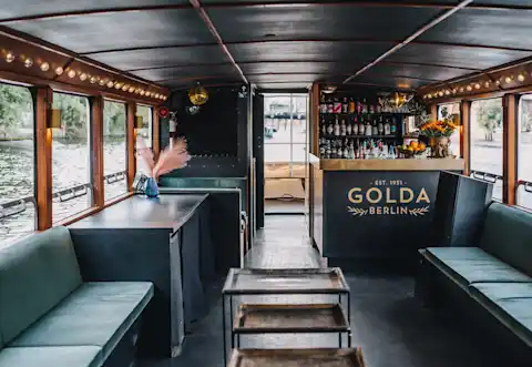 Der Innenbereich auf dem Partyschiff Golda in Berlin