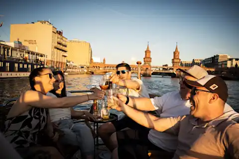 Bootstour mit Freunden an der Oberbaumbrücke