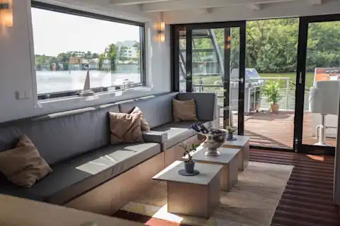Der Innenbereich des Loungefloß II