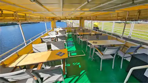 Salon mit Tischen und Stühlen im Heck des Schiffes Heiterkeit